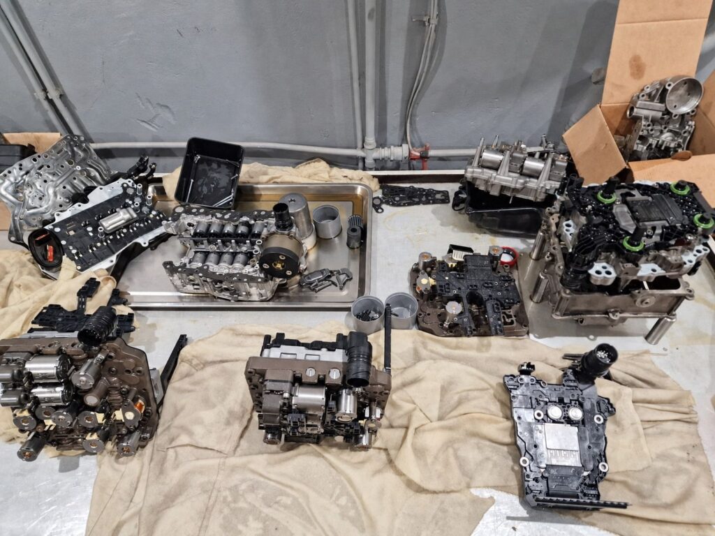Mechatroniki skrzyń DSG i S-Tronic w trakcie naprawy